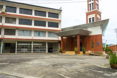 Eski belediye binası ve şehirdeki binalar. 