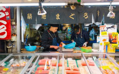 Tokyo, Japonya - 4 Ocak 2020: Tokyo, Japonya 'daki Tsukiji Balık Pazarı' nda 4 Ocak 2020 tarihinde deniz ürünleri satan tüccar. Dünyadaki en büyük toptan balık ve deniz ürünleri pazarıdır..