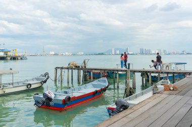 Penang, Malezya - 14 Şubat 2019: Tanımlanamayan turist 14 Şubat 2019 tarihinde Malezya 'nın Penang kentindeki Chew Jetty' de manzaranın tadını çıkar.