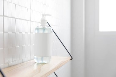 Arka planda bulanık bir şişe olan beyaz banyo..