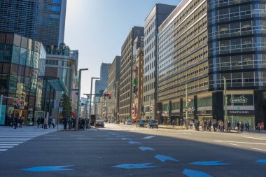 Tokyo, Japonya - 5 Ocak 2020: Tokyo, Japonya 'da modern bina ve Nihonbashi ilçesinin sokağı 5 Ocak 2020.