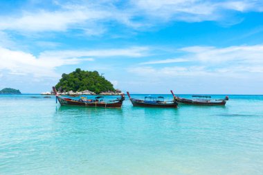 Tayland 'ın güneyindeki Ko Lipe adasında uzun kuyruklu tekne limanı. Tropik ve egzotik ada, Tarutao Ulusal Doğa Parkının bir parçası olan tropik cennetin sembolüdür.