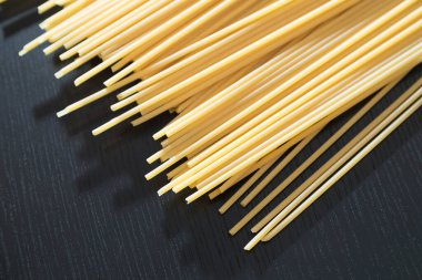 Çiğ organik Bucatini Makarnasını bir demet halinde kapat.