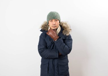 Kışın giyinmiş Asyalı bir adam.