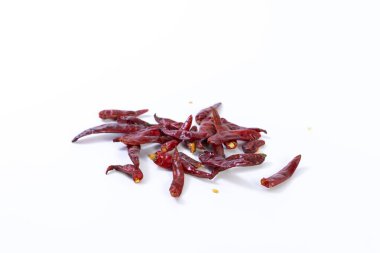 Kırmızı biber veya biber cayenne beyaz arka plan üzerinde izole biber kurutulmuş.