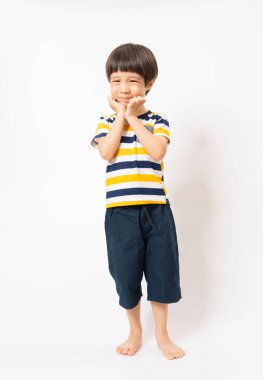 Asyalı küçük bir çocuğun portresi gülümsüyor ve beyaz arka planda izole edilmiş mutlu..