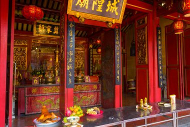 Hatyai, Tayland - 3 Ekim 2020: Songkhla, Tayland 'da Nang Ngam Yolu' nda bulunan Songkhla Şehri Sütun Tapınağı 'nın (Shern Wang Miao) güzel sanat ve mimarisi.