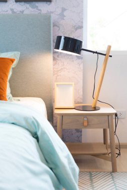Gece lambası komodinin üzerinde.