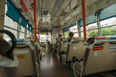 Okinawa, Japonya - 10 Haziran 2019: Japonya 'nın Okinawa kentindeki Naha otobüsünün iç manzarası.