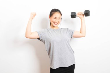 Asyalı kadın halterleri kaldırıyor ve bisepsi beyaz arka planda duruyor..