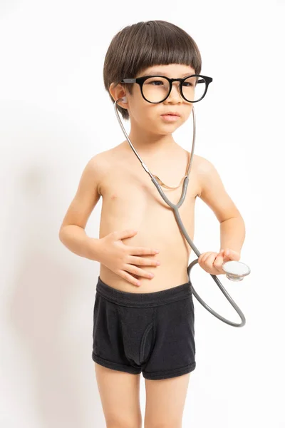 Asiatischer Junge Mit Brille Lächelt Und Spielt Stethoskop Auf Weißem — Stockfoto