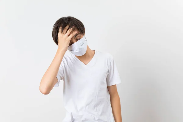 Doente Menino Pré Adolescente Vestindo Uma Máscara Tosse Fundo Branco — Fotografia de Stock