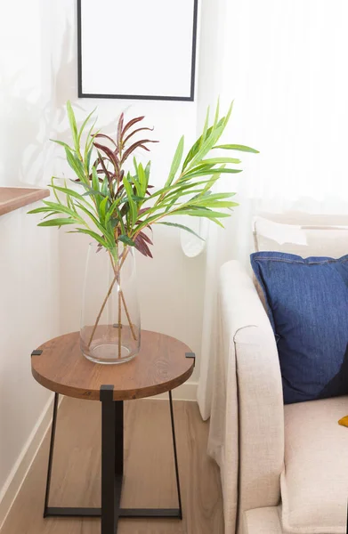 Schöne Wohnzimmereinrichtung Mit Sofa Und Grünen Pflanzen — Stockfoto