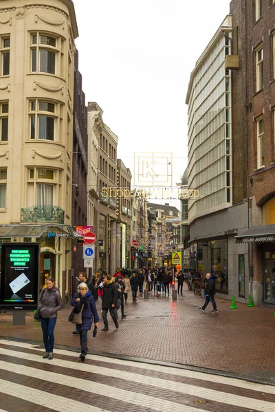 암스테르담 네덜란드 2019 네덜란드 암스테르담의 거리를 확인되지 사람들 — 스톡 사진