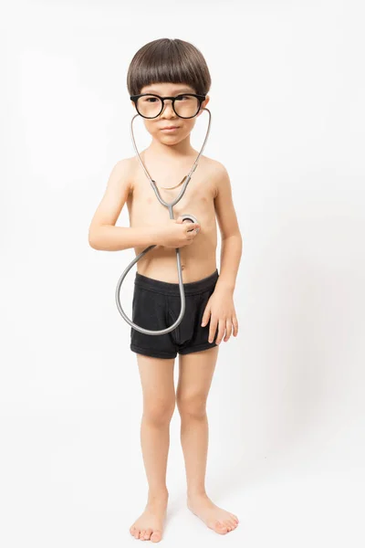 Asiatischer Junge Mit Brille Lächelt Und Spielt Stethoskop Auf Weißem — Stockfoto