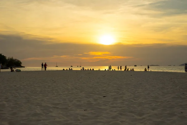 2021年3月7日 泰国萨顿 许多游客于2021年3月7日在泰国萨顿高丽岛上的北角海滩欣赏日落 — 图库照片