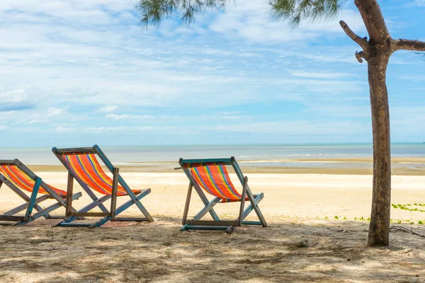 Due Sedie Spiaggia Colorate Vuote — Foto Stock