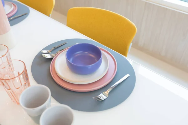 テーブルの上にピンクと紫のプレートと美しいテーブルセッティング ケータリングイベントディナーのためのガラス製品とカトラリー — ストック写真