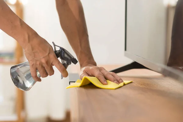 Reinigung Der Tischoberfläche Mit Desinfektionsspray Sprühflasche Mit Handtuch Covid Prävention — Stockfoto