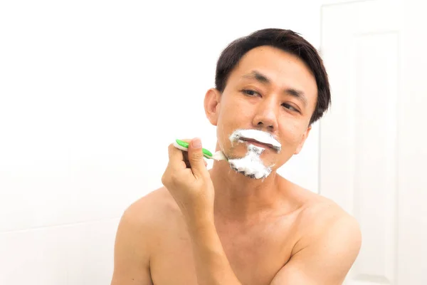 Moyen Âge Asiatique Homme Rasage Barbe Dans Salle Bain — Photo