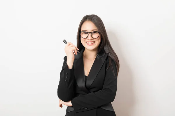 Slimme Mooie Aziatische Vrouw Met Bril Glimlachen Stand Witte Achtergrond — Stockfoto