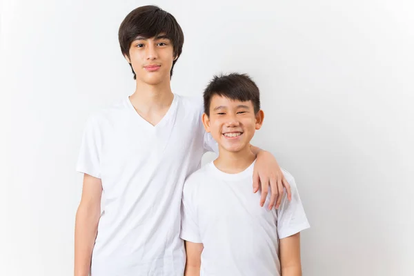 Dos Niños Camiseta Blanca Pie Aislados Sobre Fondo Blanco — Foto de Stock