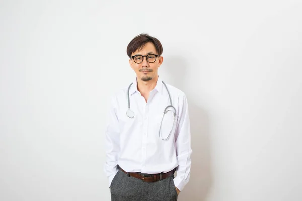 白い壁の反対側に立つ男性医師 — ストック写真