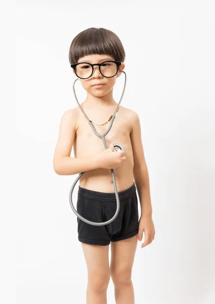 Asiatischer Junge Mit Brille Lächelt Und Spielt Stethoskop Auf Weißem — Stockfoto