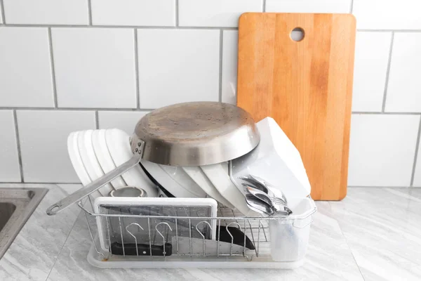 新鲜洗过的盘子 锅子等着烘干 日常生活中的家庭和帮助者概念 — 图库照片