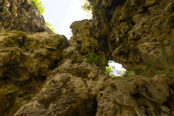 Lumina Care Strălucește Prin Copaci Sus Jos Interiorul Peșterii Phraya — Fotografie, imagine de stoc
