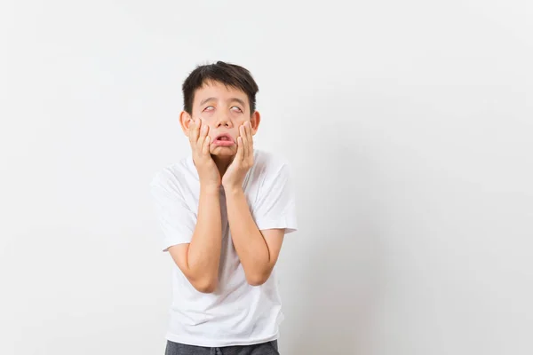 Азиатский Мальчик Делает Гримасу Смешное Лицо Стоя Белом Фоне — стоковое фото