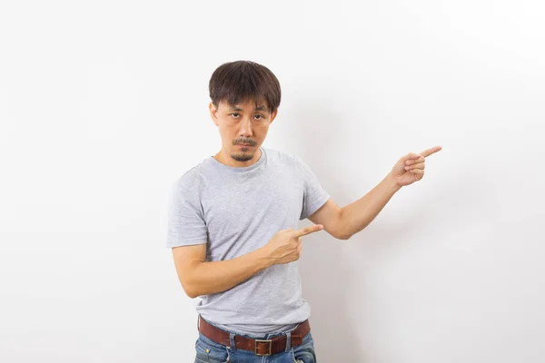 Азиатский Мужчина Указывает Пальцем Сторону — стоковое фото