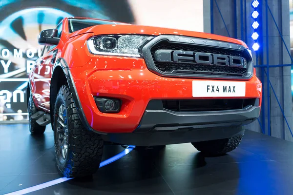 Bangkok, Tayland - 28 Mart 2021: 28 Mart 2021 'de Tayland' ın Bangkok kentinde Ford Ranger Raptor Super pick-up kamyonetine yakın çekim.