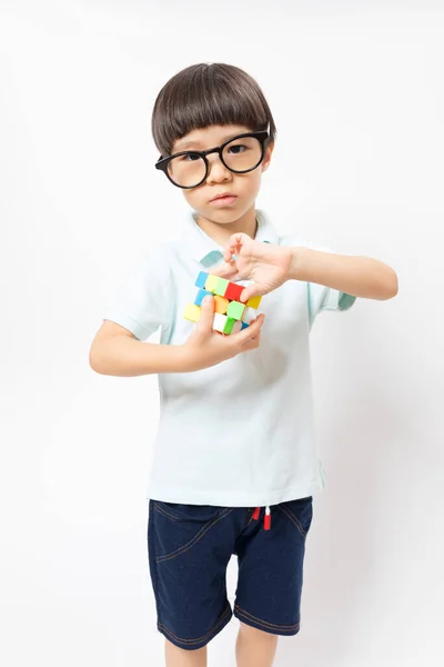 Azji Słodkie Dziecko Grać Rubik Białym Tle — Zdjęcie stockowe