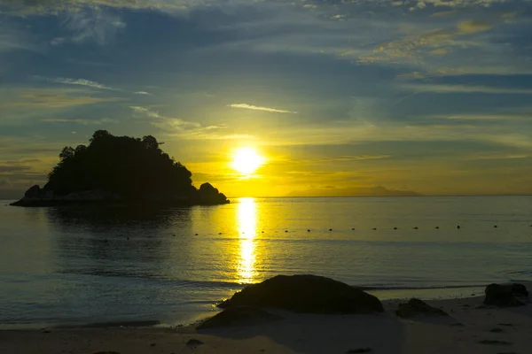 泰国佐敦Koh Lipe岛日落时美丽的热带海滩 — 图库照片