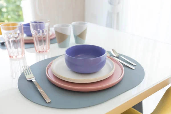 Όμορφη Ρύθμιση Τραπέζι Ροζ Και Μωβ Πιάτα Στο Τραπέζι Γυάλινα — Φωτογραφία Αρχείου