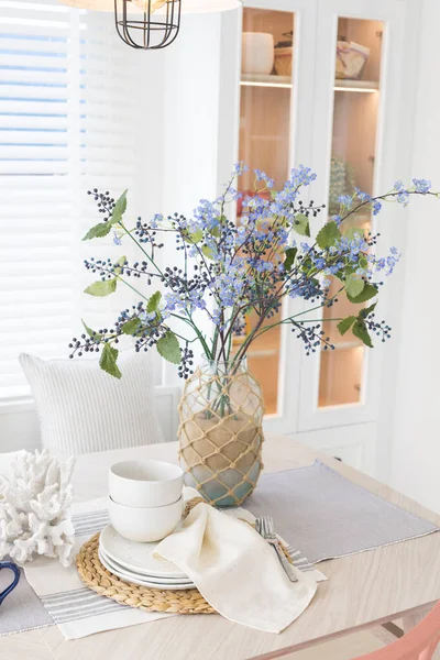 Vazoda çiçekli yemek masası.