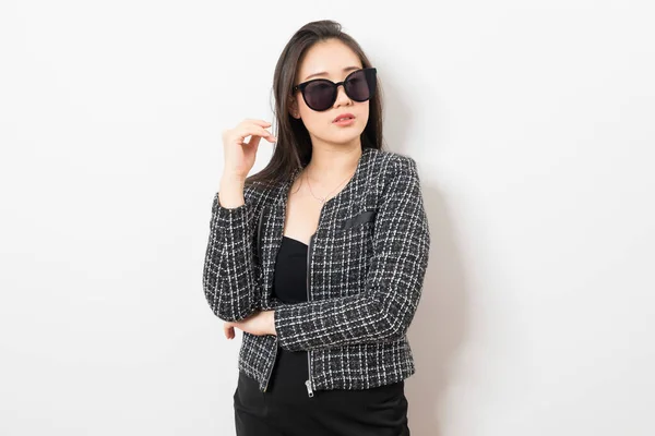 Smart Confiance Femme Asiatique Avec Des Lunettes Soleil Costume Gris — Photo