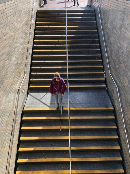 San Francisco Usa エイプリル2018 2018 カリフォルニア州サンフランシスコのシビックセンター駅で地下鉄に乗るために急いで女性 — ストック写真