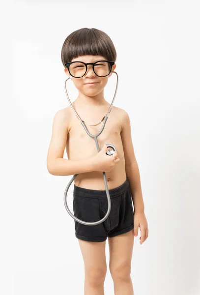 Asiatischer Junge Mit Brille Lächelt Und Spielt Stethoskop Auf Weißem — Stockfoto