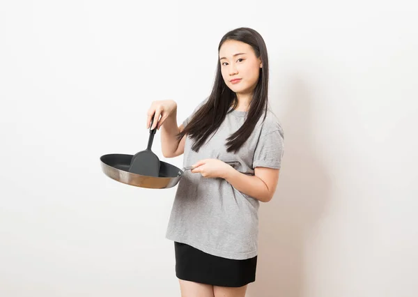 Junge Asiatische Frau Hausfrau Hält Pfanne Und Spatel Isoliert Auf — Stockfoto