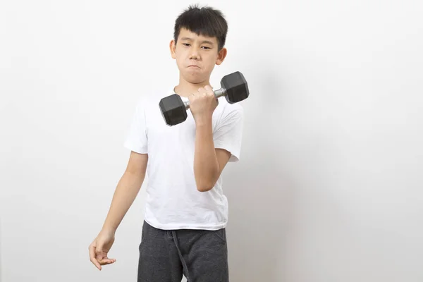 アジアの少年は白い背景に重りを持ち上げる — ストック写真