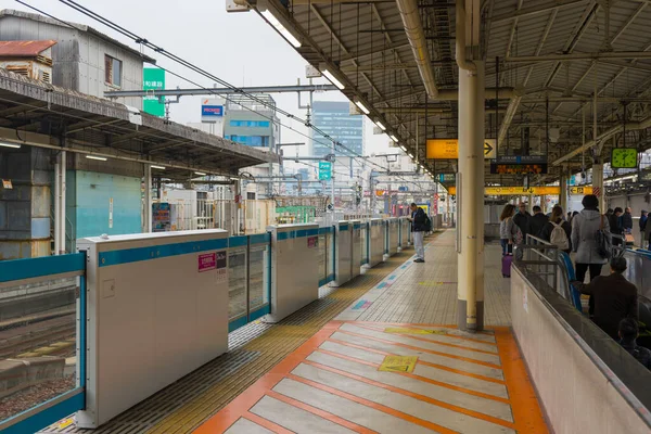 Tokyo Japan Dec 2019 Oidentifierade Personer Står Plattformen För Tågstationen — Stockfoto