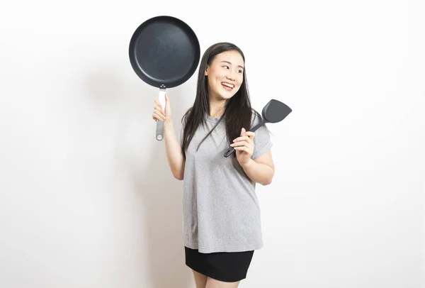 Junge Asiatische Frau Hausfrau Hält Pfanne Und Spatel Isoliert Auf — Stockfoto