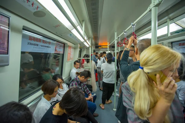 Guangzhou China Outubro 2018 Pessoas Não Identificadas Viajam Trem Metrô — Fotografia de Stock