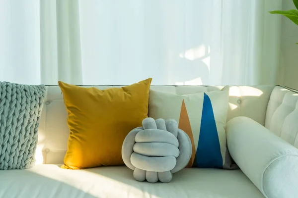소파와 베개가 현대식 — 스톡 사진