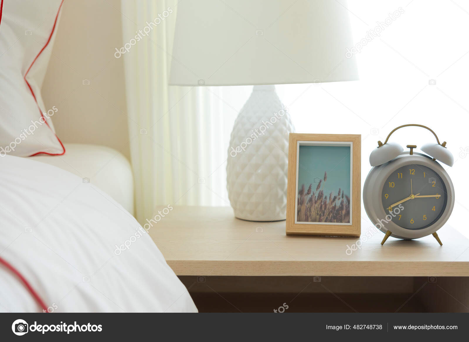 Lámpara Blanca Despertador Mesita Noche: fotografía de stock ©  bennnn@hotmail.com #482748738