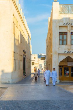 Doha, Katar - 23 Kasım 2019: Katar 'ın Doha kentinde canlı doğan kuşları ve şahin ekipmanları satan Souq Waqif yakınlarında tarihi Falcon Souq girişi 