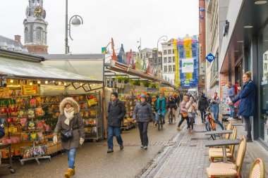Amsterdam, Hollanda - 27 Kasım 2019: İnsanlar 27 Kasım 2019 'da Hollanda' nın Amsterdam kentindeki Bloemenmarkt çiçek pazarını ziyaret etti.