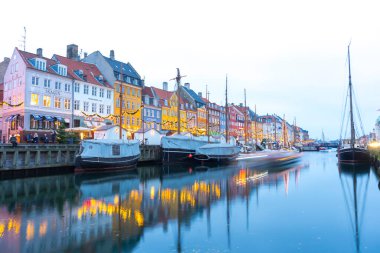 Kopenhag, Danimarka - 26 Kasım 2019: Nyhavn seti eski gemileriyle birlikte Kopenhag, Danimarka 'da bulunan Nyhavn Kanalı boyunca 26 Kasım 2019.
